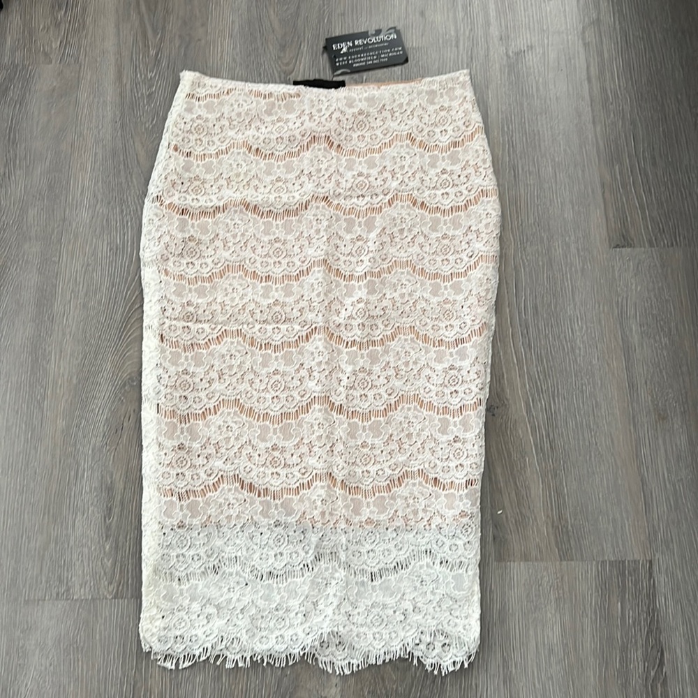 Olivaceous lace skirt. Ivory . Size S